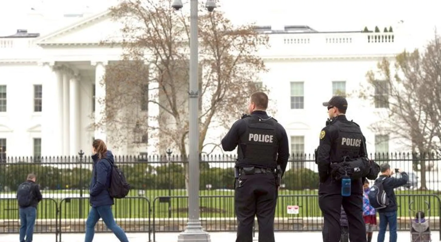 أمنيون يتفقدون محيط البيت الأبيض أمس (أ.ف.ب)