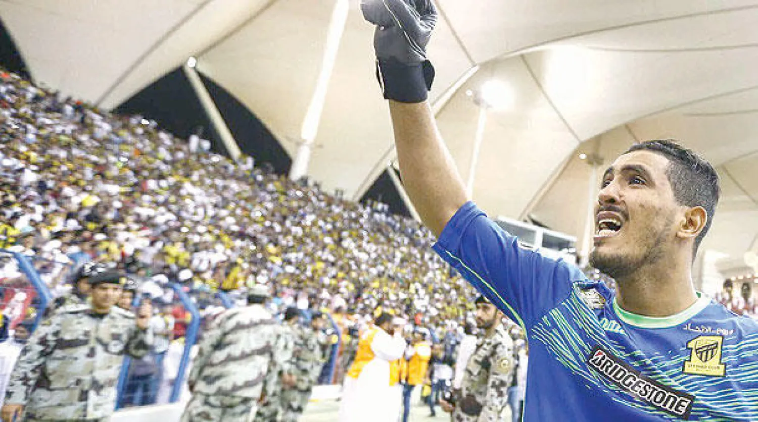 فواز القرني خلال احتفالات فريقه بكأس ولي العهد («الشرق الأوسط»)