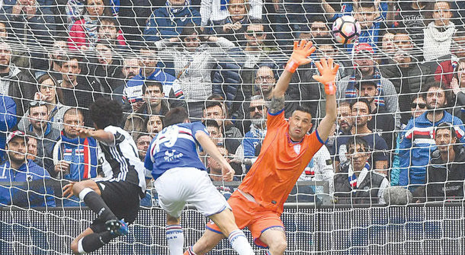 كودرادو لاعب يوفنتوس (يسار) يسجل برأسه في مرمى سمبدوريا (إ.ب.أ)