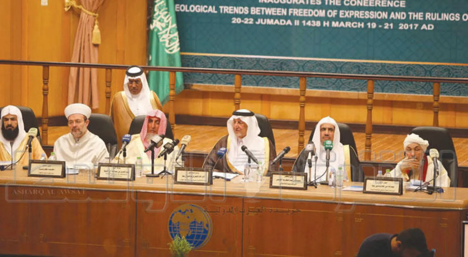 الأمير خالد الفيصل وعلى يمينه مفتي السعودية عبد العزيز آل الشيخ ومحمد كورماز رئيس الشؤون الدينية في تركيا... وعلى اليسار: الدكتور محمد العيسى أمين رابطة العالم الإسلامي وعبد الله بن بيه (تصوير: أحمد حشاد)