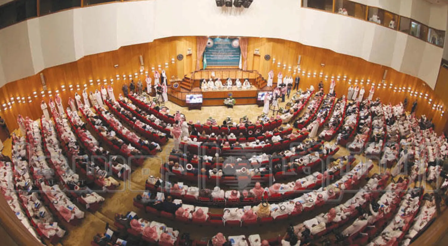 قاعة المؤتمر في مقر رابطة العالم الإسلامي في مكة المكرمة ويبدو الحضور الإسلامي الكثيف للمؤتمر (تصوير: أحمد حشاد)