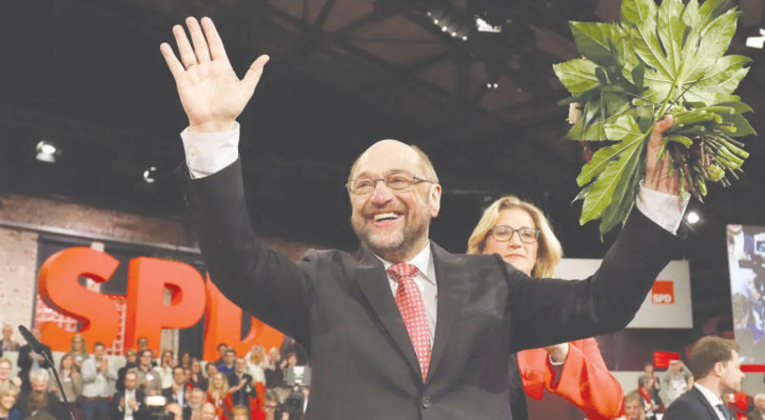 شولتز بعد اختياره من «الحزب الاشتراكي الديمقراطي» لتمثيله في الانتخابات المقبلة في برلين أمس (أ.ب)