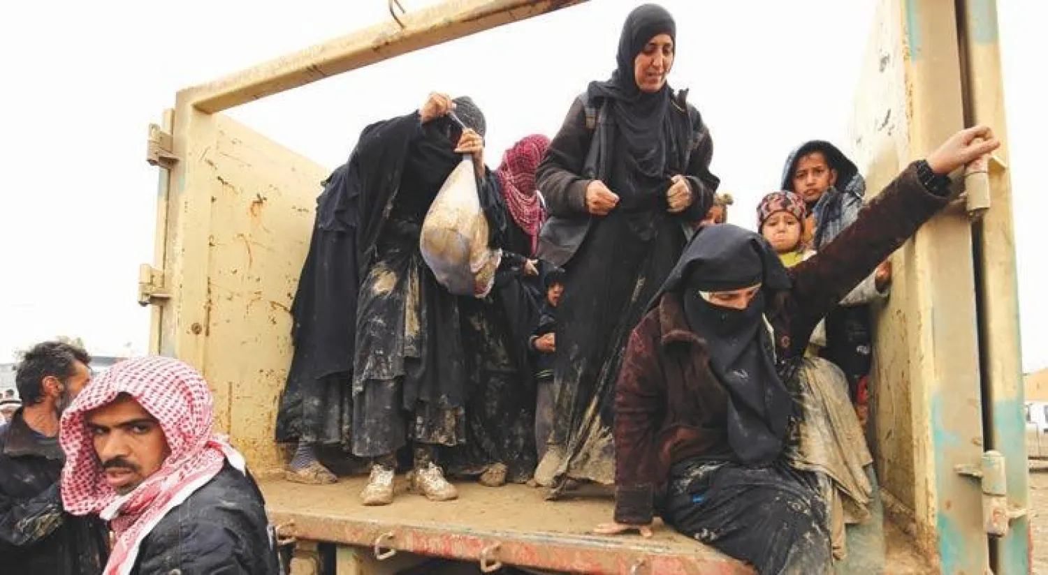 هاربون من معارك غرب الموصل يصلون إلى مخيم للنازحين جنوب المدينة أمس (رويترز)