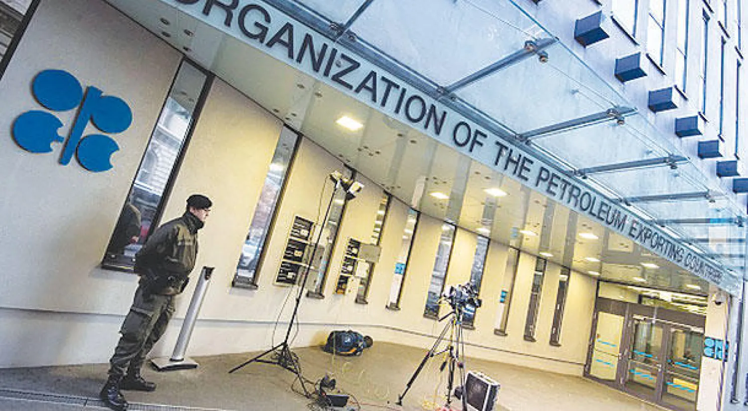 هل تلجأ السعودية إلى خفض الصادرات لتسريع توازن سوق النفط؟