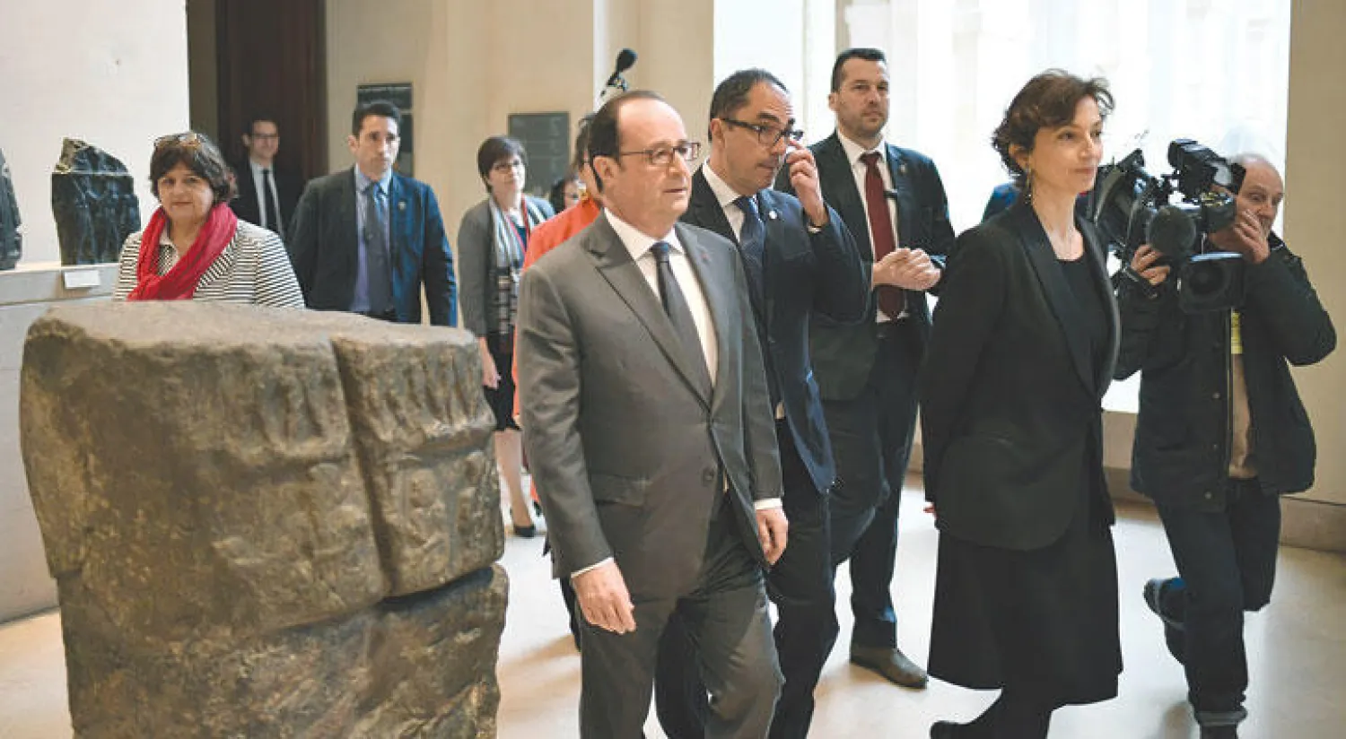 هولاند اثناء حضوره المؤتمر في متحف اللوفر بباريس أمس (إ.ب.أ)