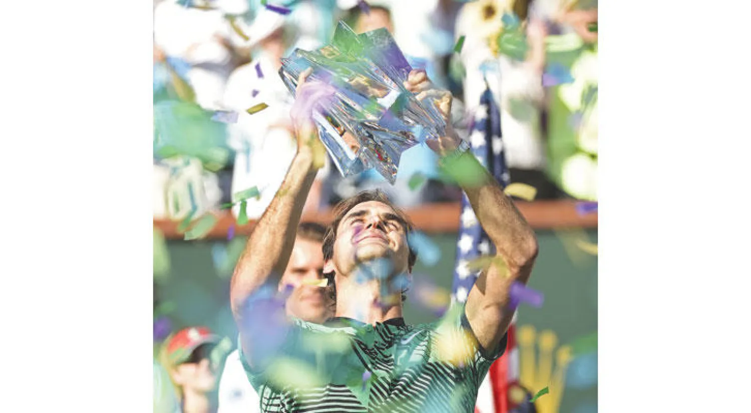 فيدرر يحتفل بجائزة إنديان ويلز للتنس (أ.ف.ب)