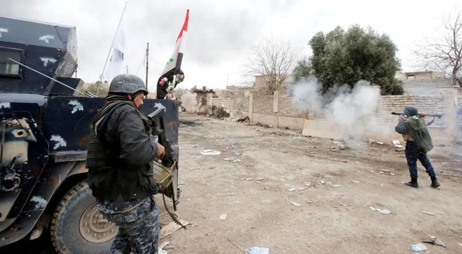 جانب من مواجهة بين القوات العراقية و«داعش» في أحد أحياء غرب الموصل أمس (رويترز)