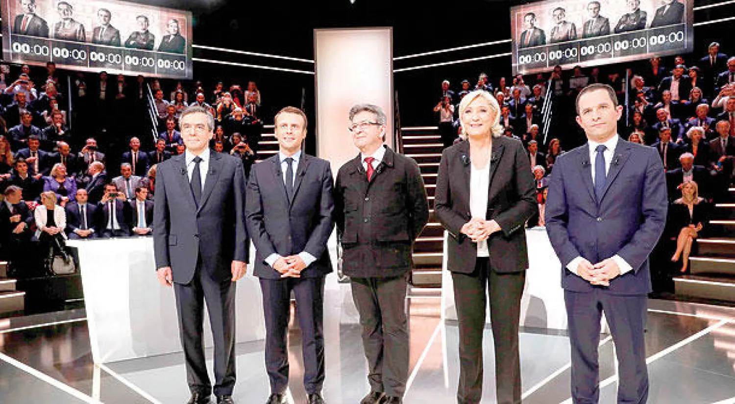 المرشحون الخمسة للانتخابات الرئاسية قبل بدء المناظرة قرب باريس الليلة قبل الماضية (رويترز)