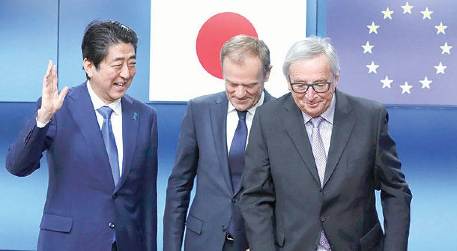 رئيس الوزراء الياباني مع رئيس المفوضية الأوروبية ورئيس المجلس الأوروبي في بروكسل أمس (رويترز)