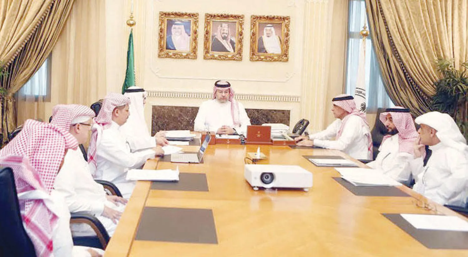 الأمير عبد الله بن مساعد خلال لقائه بإدارة نادي الاتحاد اليوم (المركز الإعلامي للهيئة العامة للرياضة)