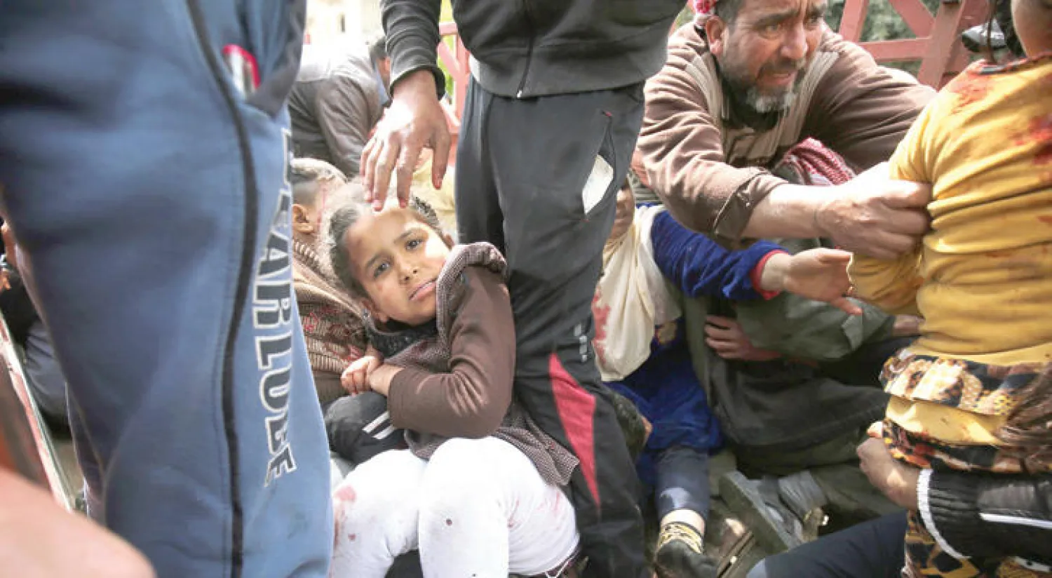 عراقيون يفرون بعد قصف بالمورتر أسقط قتلى وجرحى بين نازحين في الموصل أمس (أ.ف.ب)