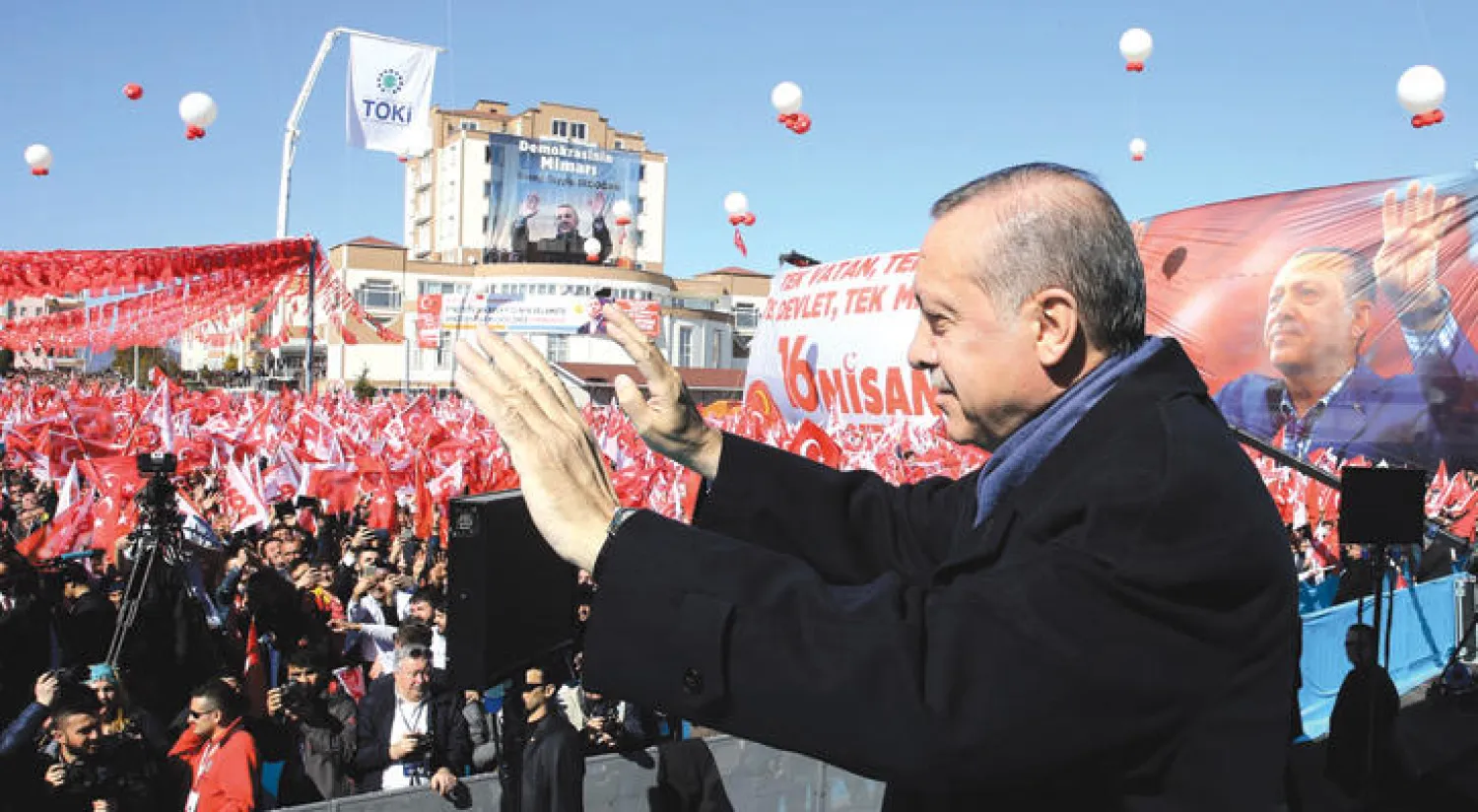 إردوغان يخاطب أنصاره في كاستمونو أمس (أ.ب)