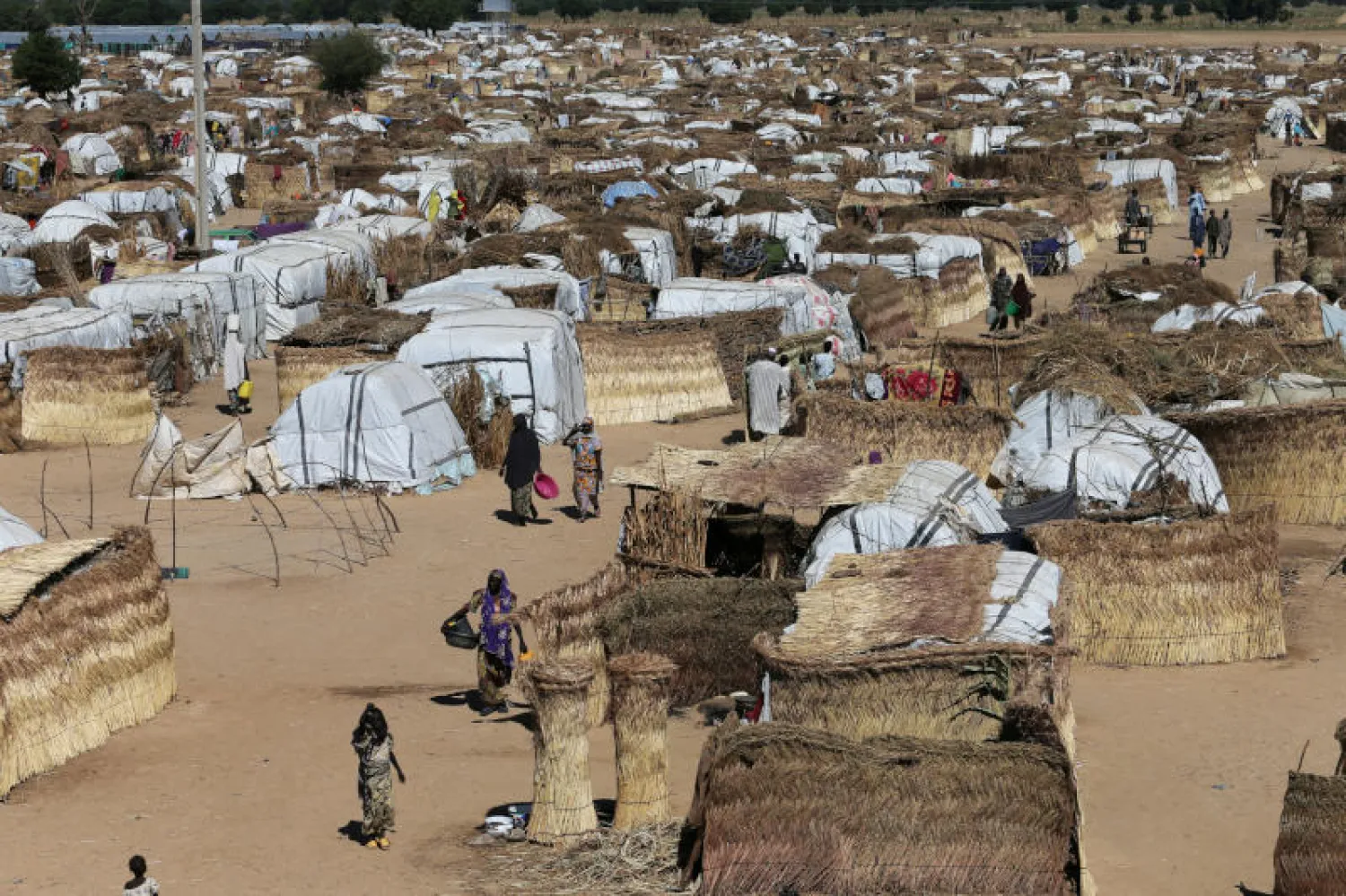 مخيم للاجئين في مدينة مونا في مايدغوري بشمال شرقي نيجيريا أكثر المدن تضرراً من هجمات متشددي «بوكو حرام» (رويترز)