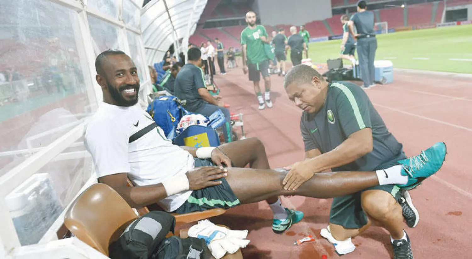 وليد عبد الله يخضع لفحص خلال تمرين الأخضر أمس («الشرق الأوسط»)