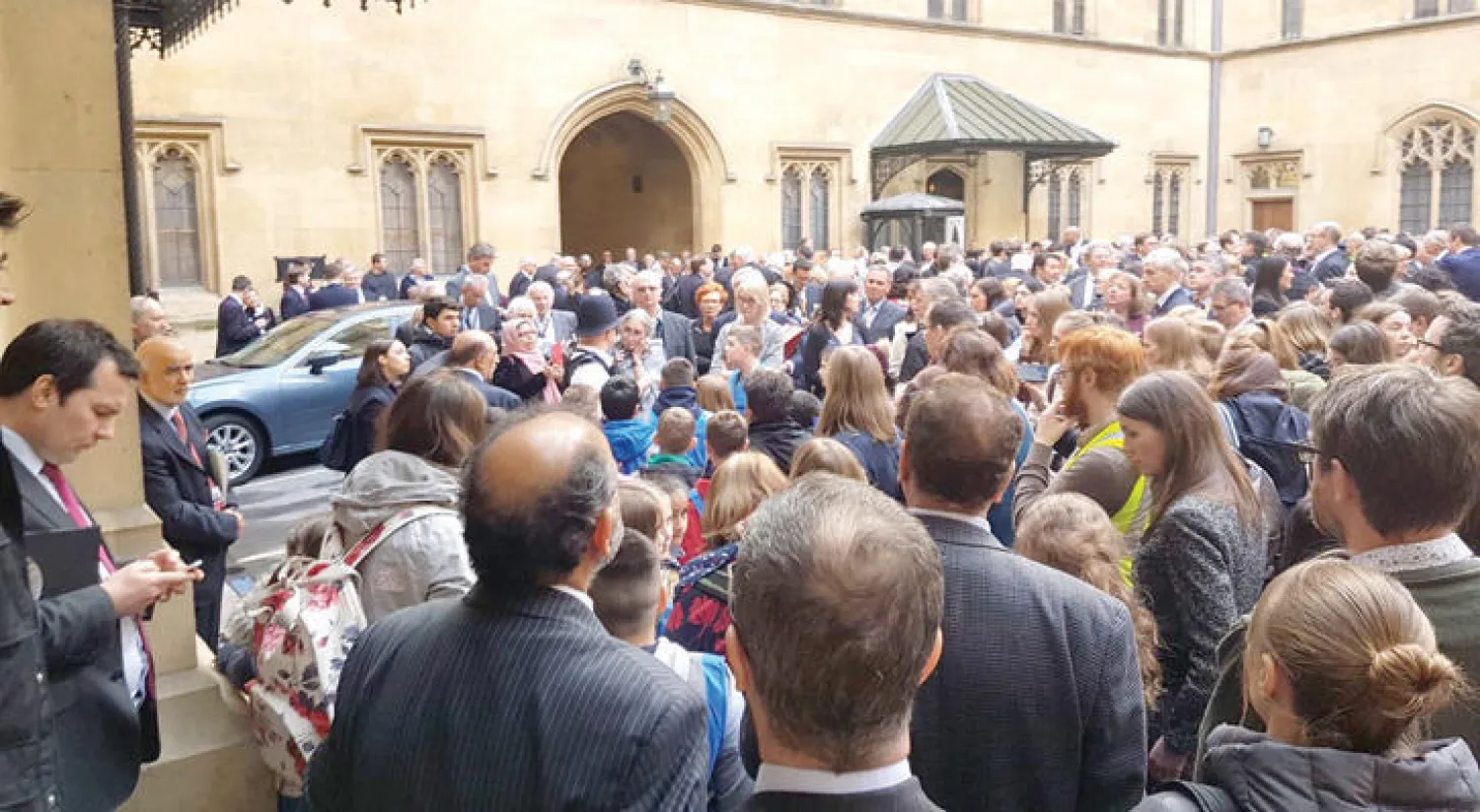 شرطي يهدئ من روع العالقين في المبنى («الشرق الأوسط»)