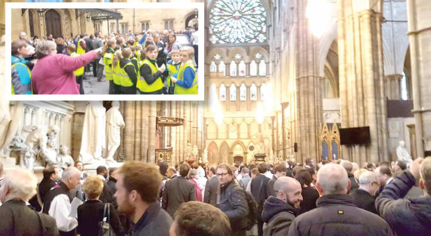 الدقائق الأخيرة من انتظار الساعات الثماني في البرلمان أول من أمس... وفي الاطار أطفال تحلقوا حول معلماتهم للغناء حتى تنتهي لحظات الانتظار («الشرق الأوسط»)