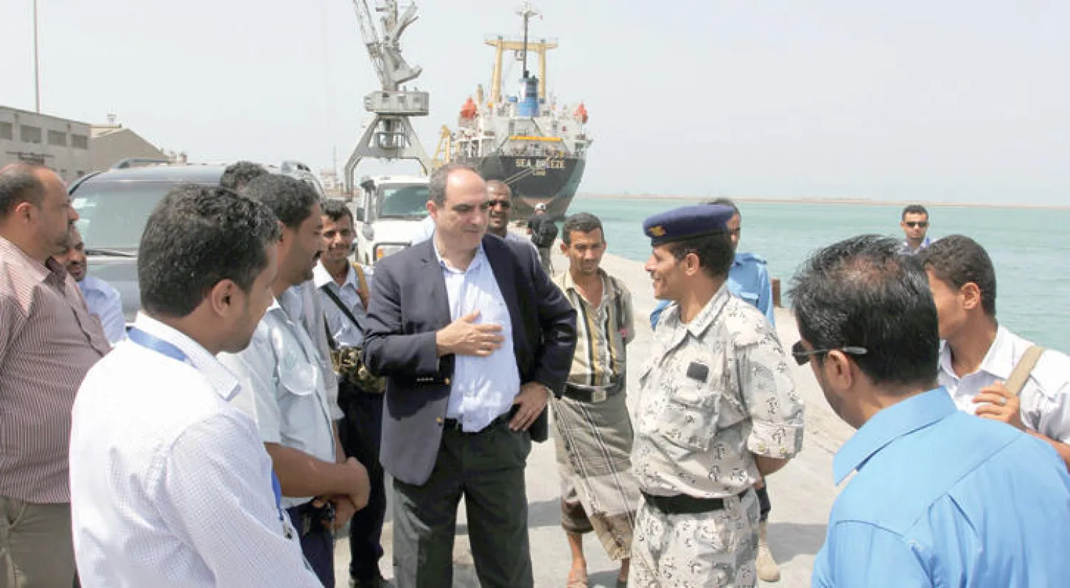 رئيس مكتب الأمم المتحدة لتنسيق الشؤون الإنسانية في اليمن جورج خوري في حديث مع مقاتلين ومسؤولين موالين للانقلاب في الحديدة أمس (رويترز)