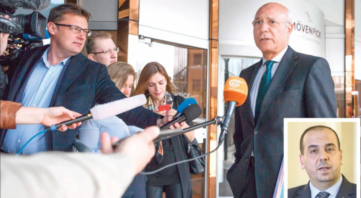 رمزي عز الدين رمزي مساعد المبعوث الأممي إلى سوريا يتحدث إلى الصحافة أمس بعد لقائه وفد النظام... وفي الاطار رئيس وفد الهيئة العليا للمفاوضات نصر الحريري في جنيف أمس (أ.ف.ب)