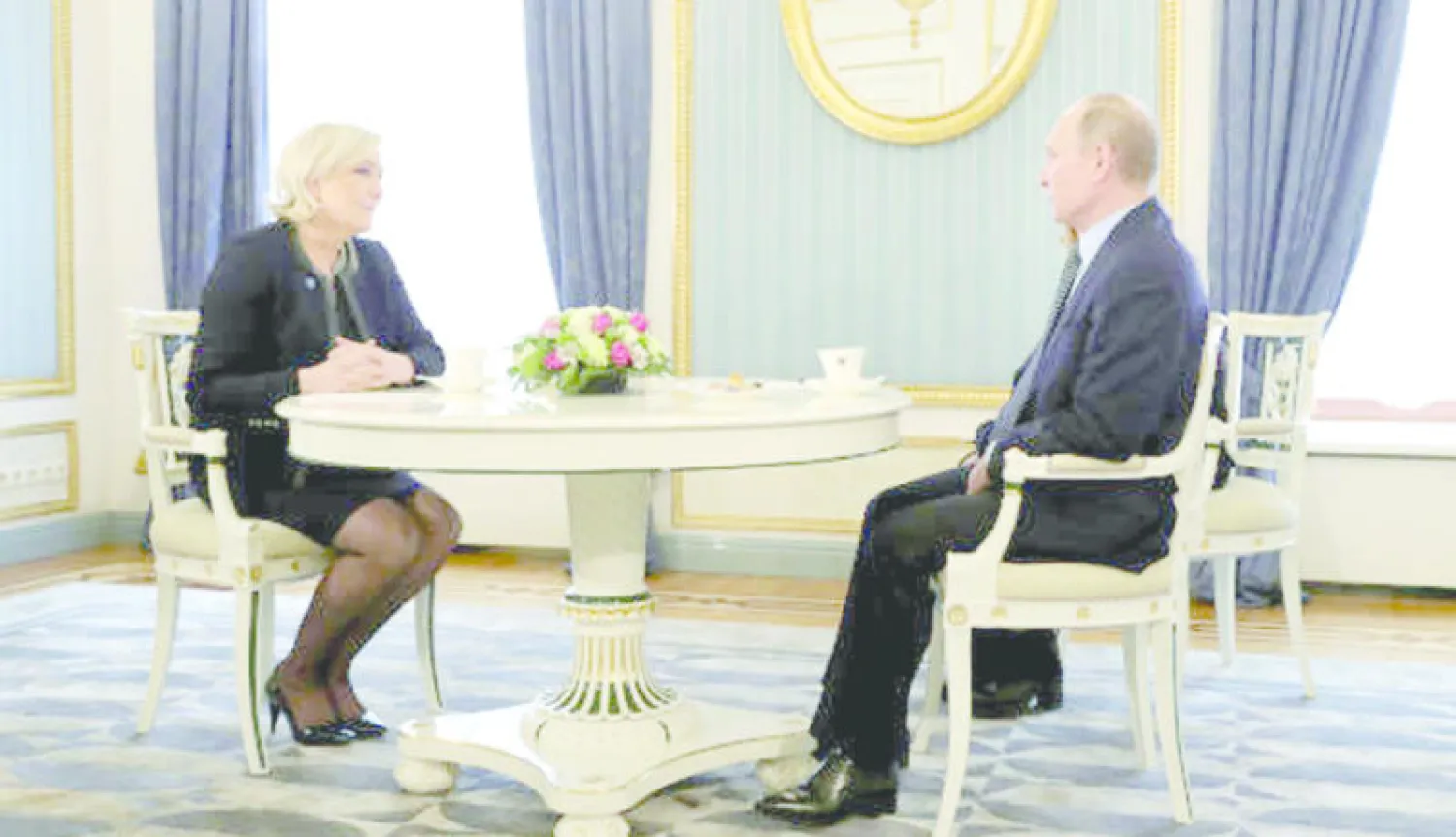 الرئيس الروسي فلاديمير بوتين وزعيمة اليمين المتطرف الفرنسي المرشحة للرئاسة مارين لوبن. (رويترز)