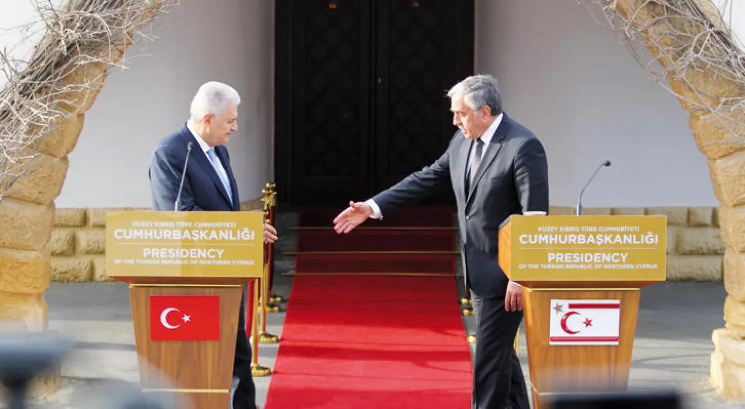الزعيم القبرصي التركي مصطفى اكينجي (يمين) مع رئيس وزراء تركيا بنعلي يلدريم في نيقوسيا (ا.ف.ب)