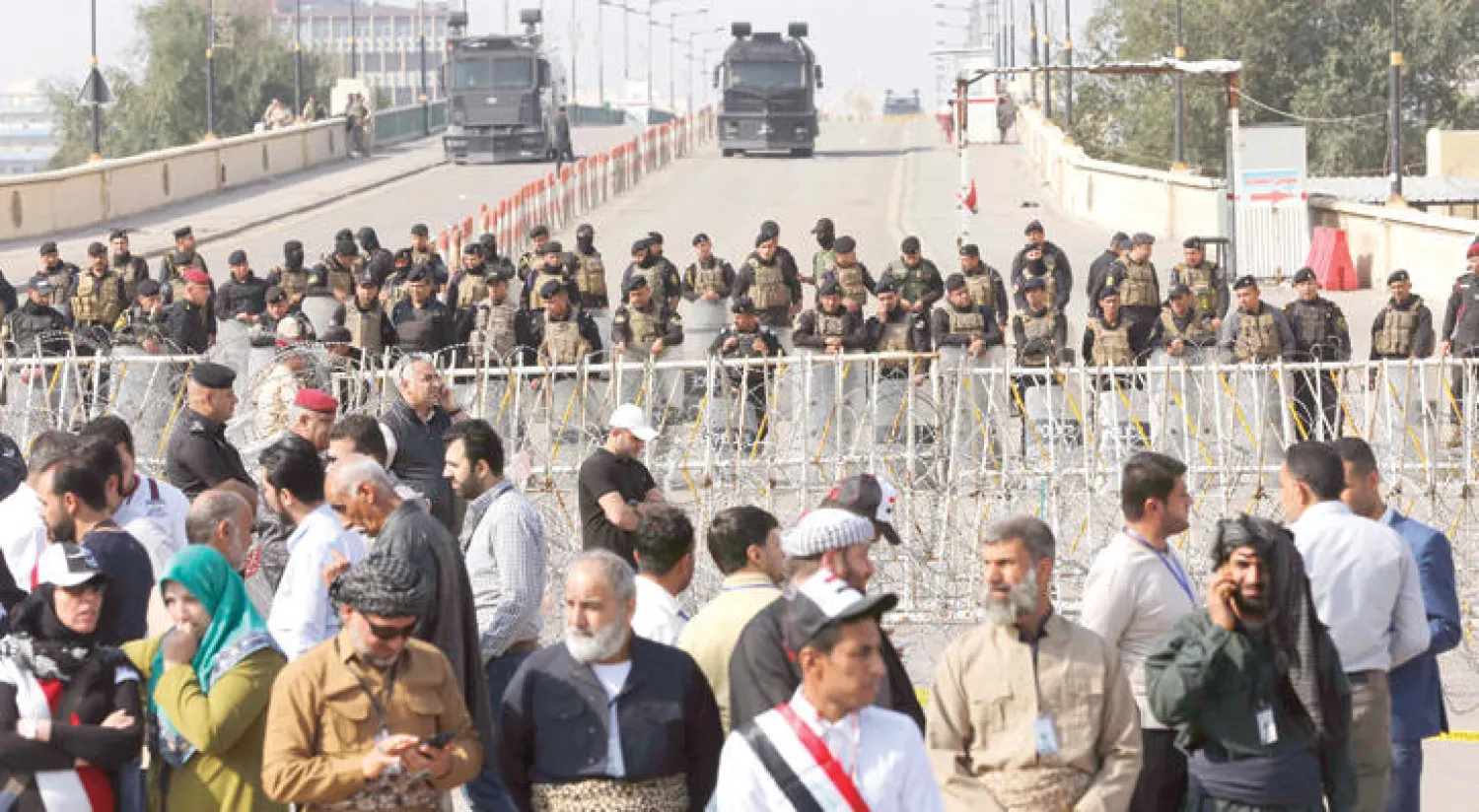 قوات مكافحة الشغب العراقية تسد جسراً يؤدي إلى المنطقة الخضراء لمنع أتباع التيار الصدري من عبوره إليها أمس (أ.ب)