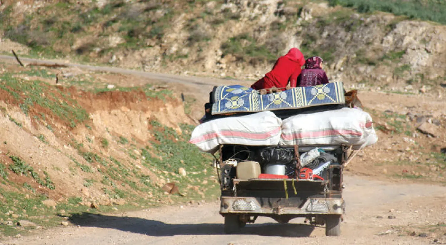 مواطنون سوريون يفرون من القتال الدائر في إحدى قرى محافظة حماة حيث حققت فصائل معارضة وإسلامية تقدماً على حساب قوات النظام وداعميه رغم الدعم الجوي الروسي (أ.ف. ب)