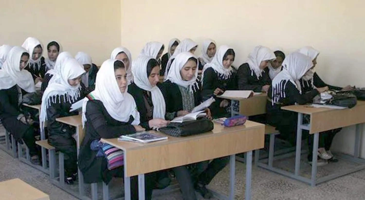 جدل في كابل حول الزّي المدرسي للبنات