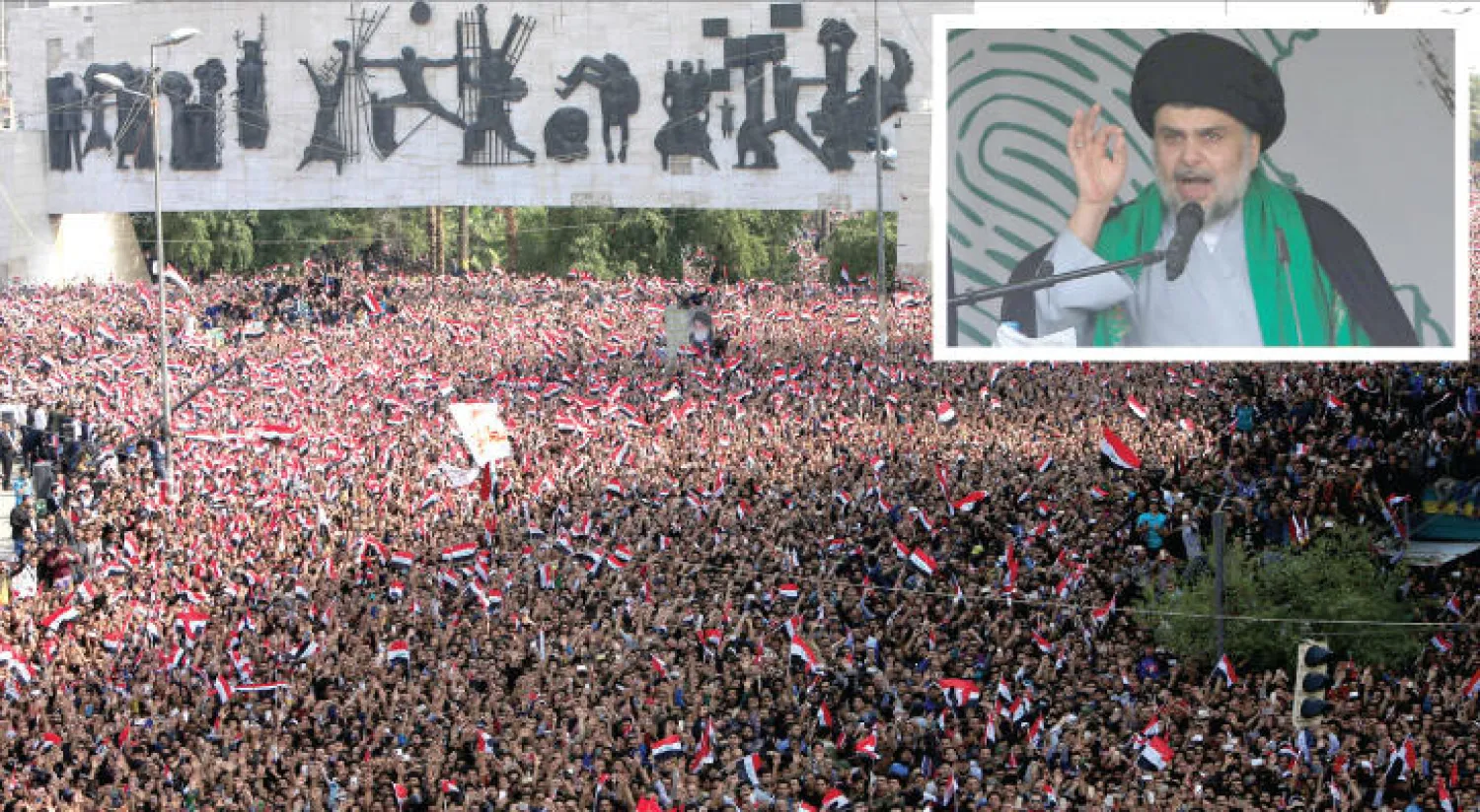 مظاهرة حاشدة لأتباع التيار الصدري في ساحة التحرير في بغداد أمس... وفي الإطار زعيم التيار مقتدى الصدر وهو يلقي كلمته (رويترز)