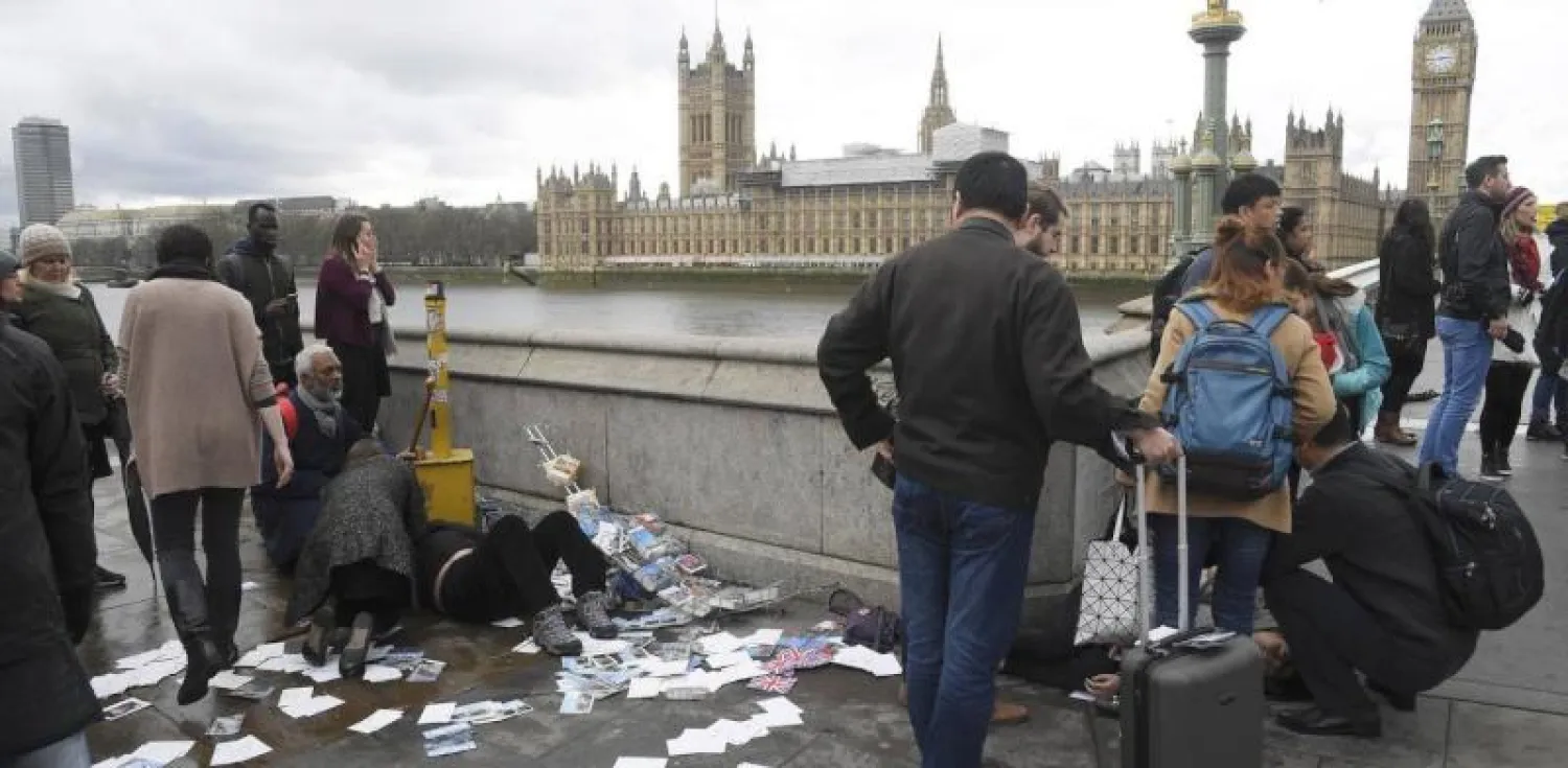 فاقدون للوعي على جسر وستمنستر (رويترز)