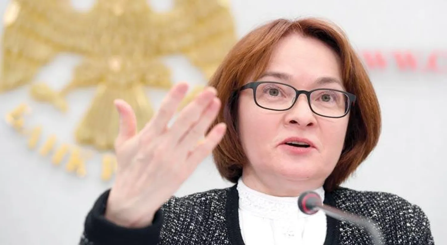 مديرة البنك المركزي الروسي إلفيرا نابيولينا لدى حضورها موتمراً صحافياً في موسكو أمس حيث أعلنت تخفيض سعر الفائدة (أ. ف. ب)