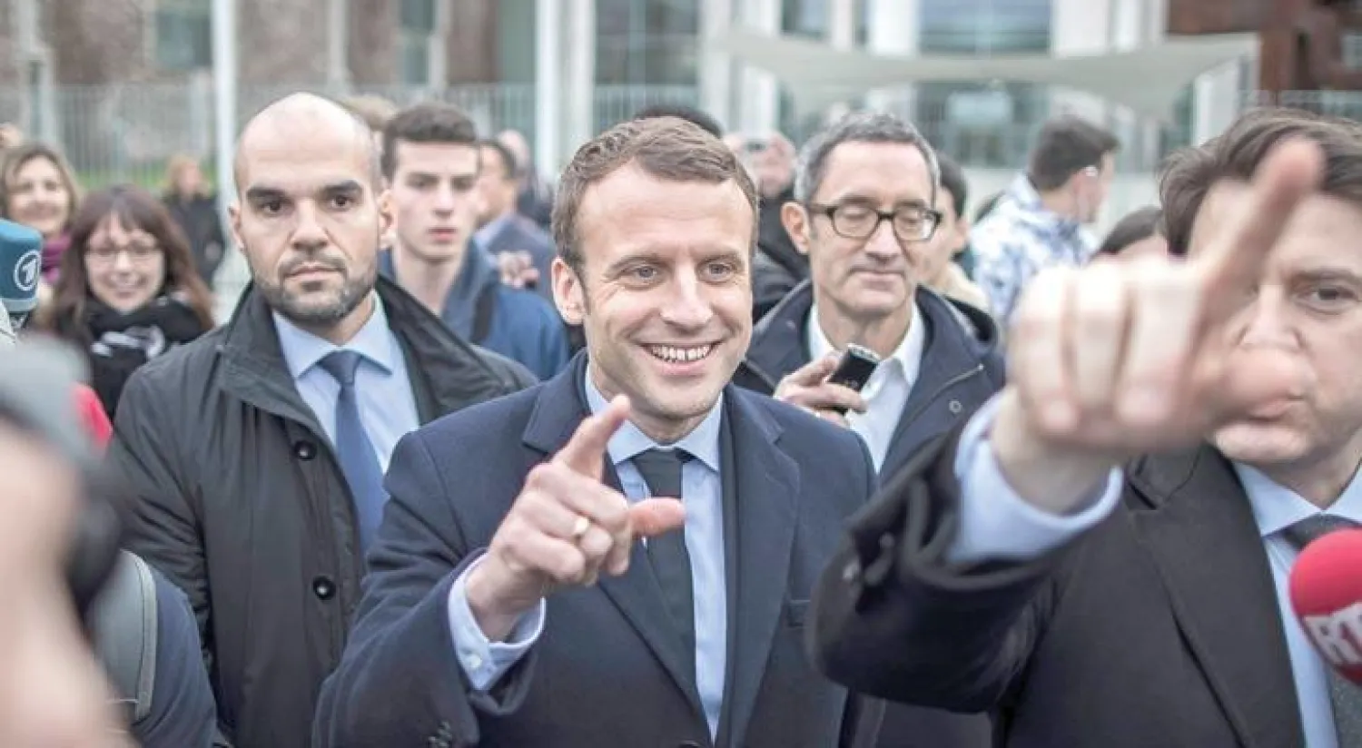 ماكرون أصبح الأوفر حظاً في زيارته إلى برلين ويلتقي فيها أنجيلا ميركل قبل 4 أسابيع من الجولة الأولى للانتخابات الفرنسية (إ.ب.أ)