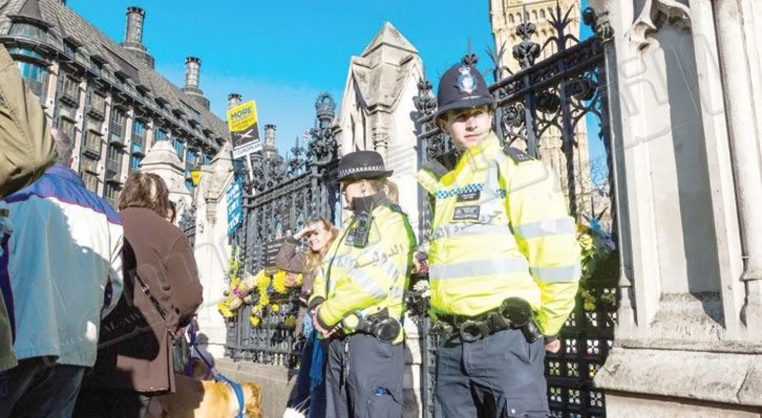 ضباط من شرطة مكافحة الإرهاب أمام مجلس العموم أمس في المكان الذي وقعت فيه العملية الإرهابية (تصوير: جيمس حنا)