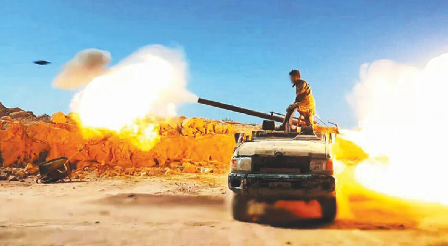 جانب من اشتباكات «داعش» مع الجيش الليبي في بنغازي («الشرق الأوسط»)