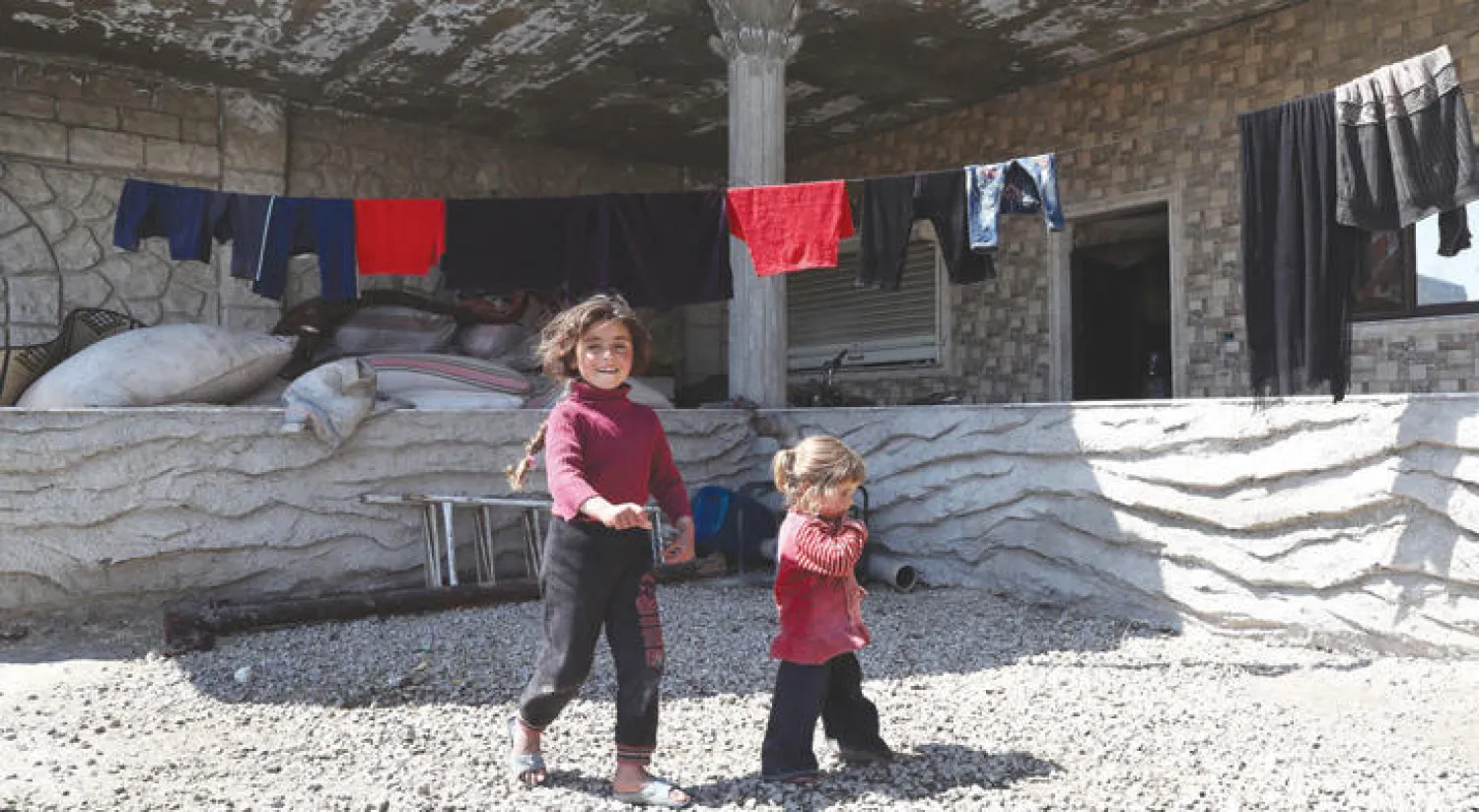 طفلتان نازحتان مع من نزحوا من قرية الميدعة بريف دمشق الشرقي إلى بلدة مسرابا هرباً من المعارك (أ.ف.ب)