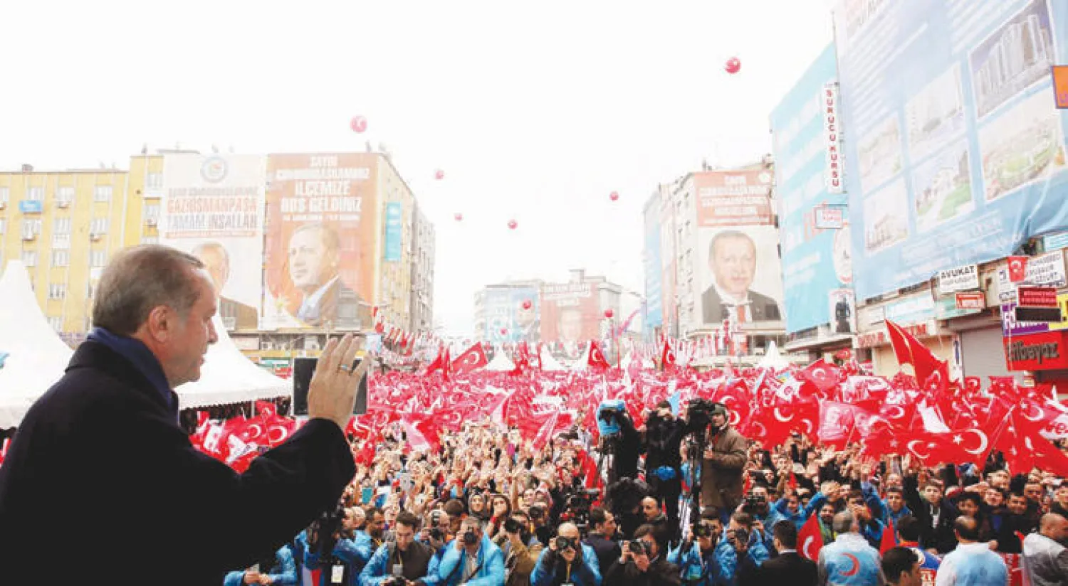 إردوغان يلوح لأنصاره في إسطنبول أمس (إ.ب.أ)