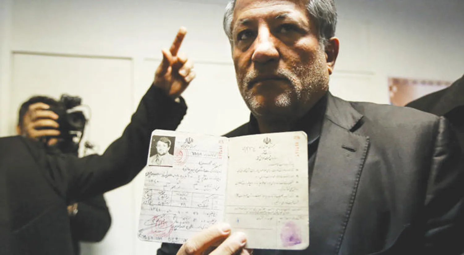نجل هاشمي رفسنجاني الأكبر محسن هاشمي لدى تقديمه أوراق الترشح لانتخابات مجلس بلدية طهران أول من أمس (مهر)