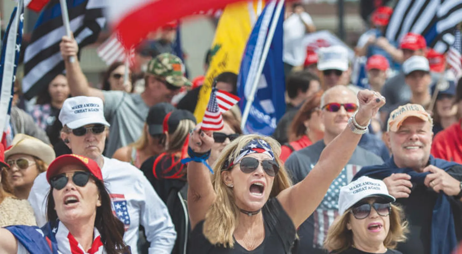 جانب من مظاهرة لأنصار ترمب بكاليفورنيا أول من أمس (أ.ب)