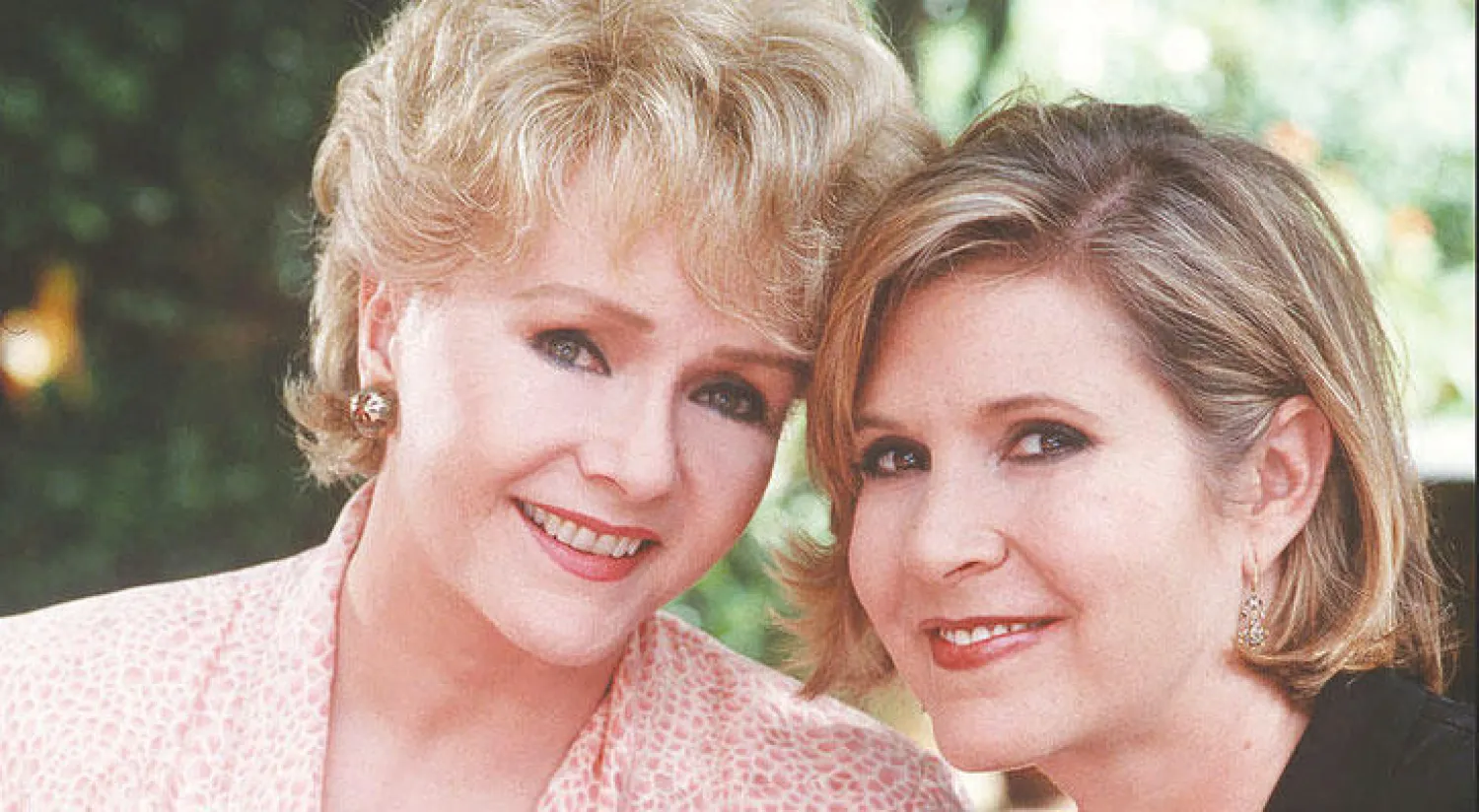 المئات يشاركون في حفل تأبيني للراحلتين ديبي رينولدز وكاري فيشر