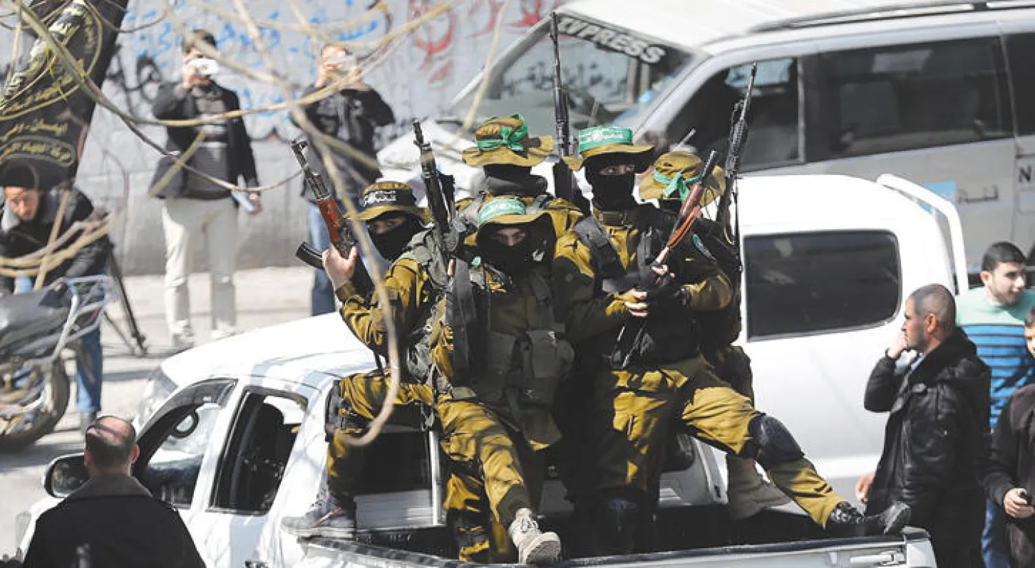 مقاتلون من كتائب عز الدين القسام خلال جنازة الفقها في غزة قبل يومين (إ.ب.أ)