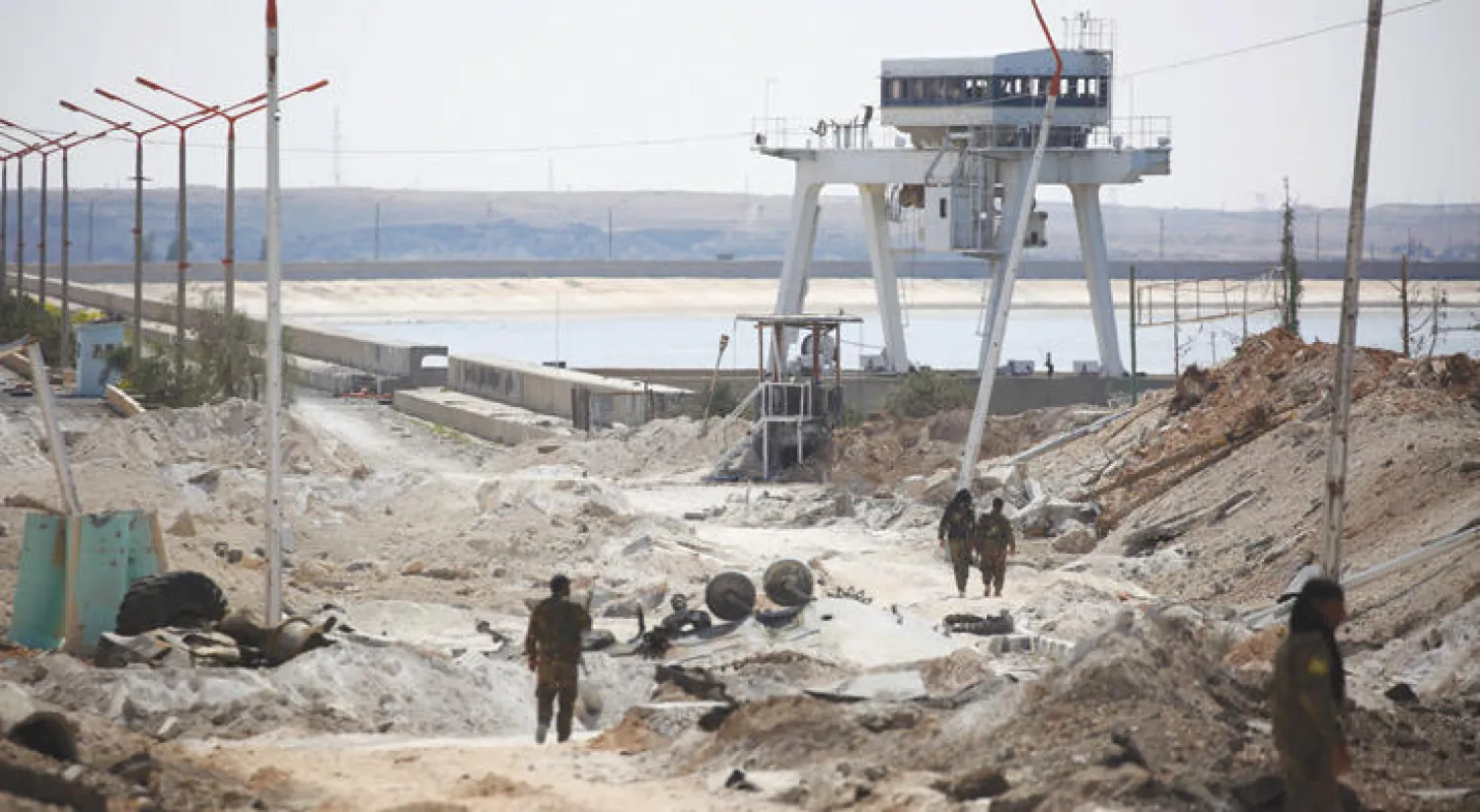 عناصر من «سوريا الديمقراطية» يتفحصون سد الطبقة بريف الرقة، أمس، بعد تقارير يوم الأحد عن أعطال أصابت السد الواقع تحت سيطرة «داعش» (أ.ف.ب)