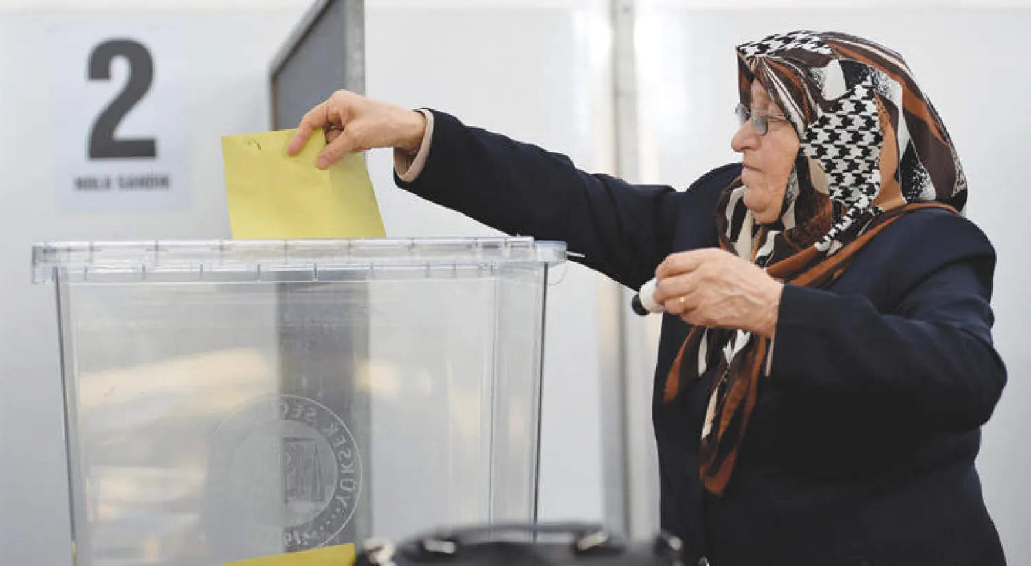 سيدة تدلي بصوتها في القنصلية التركية بمدينة كولون الألمانية أمس (إ.ب.أ)