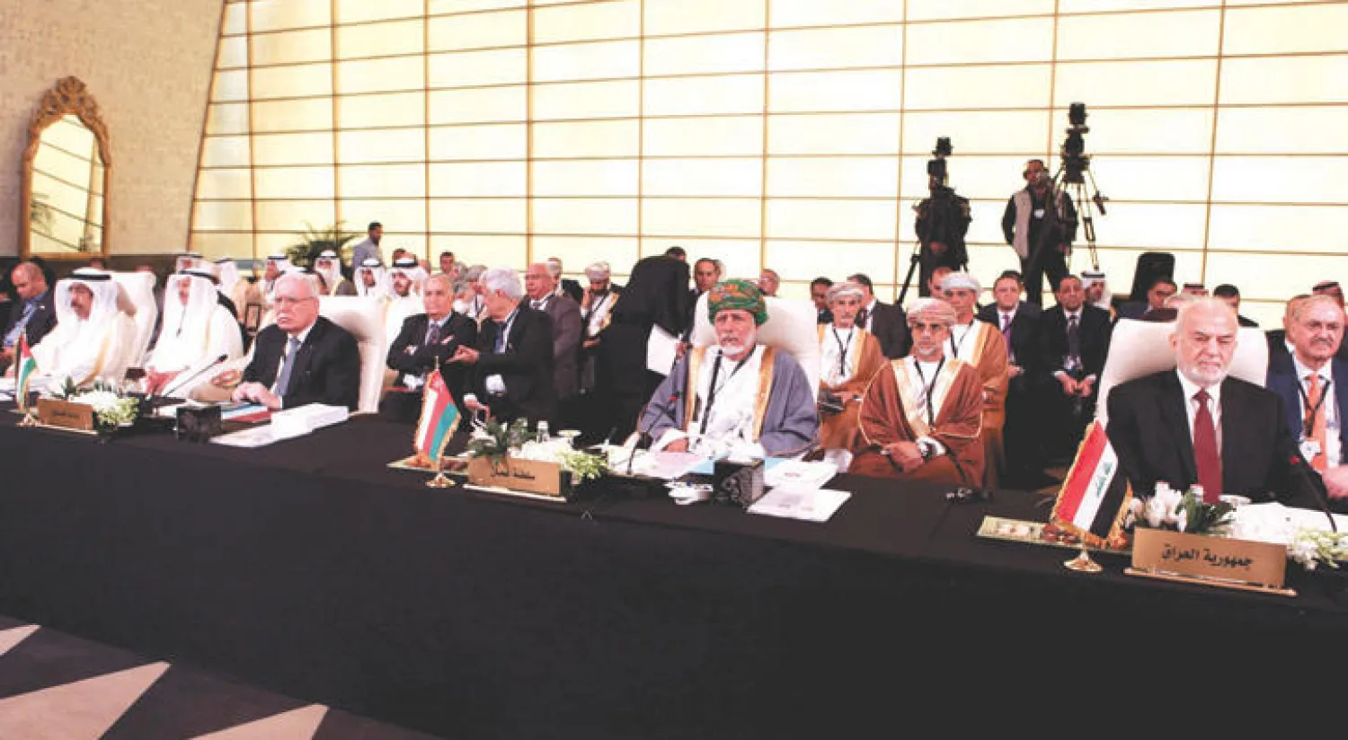 جانب من الوفود في اجتماعات وزراء الخارجية العرب للتحضير للقمة (أ.ف.ب)
