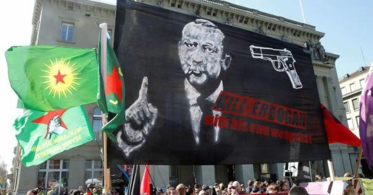 اللافتة كما ظهرت خلال الاحتجاجات في برن (رويترز)