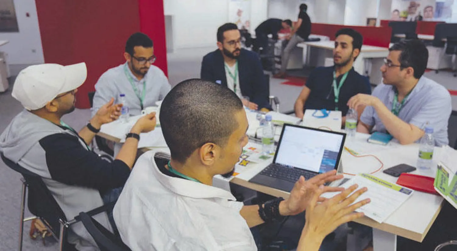 جانب من فعاليات «ماركاثون مسك» الذي انطلق أمس