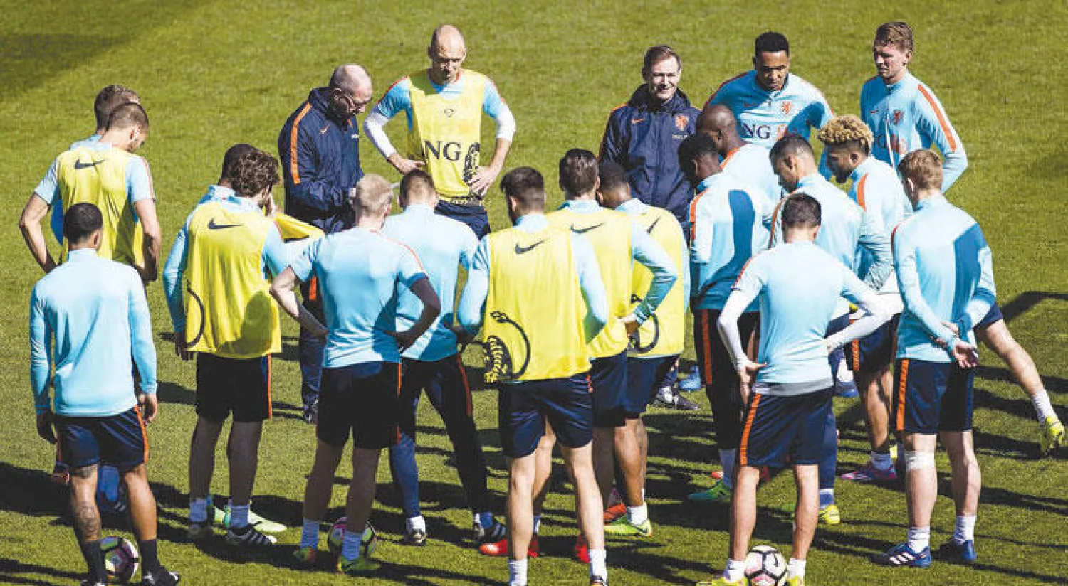 غريم المدرب المؤقت لهولندا بعد إقالة بليند يوجه لاعبيه قبل خوض المواجهة ضد إيطاليا (إ.ب.أ)