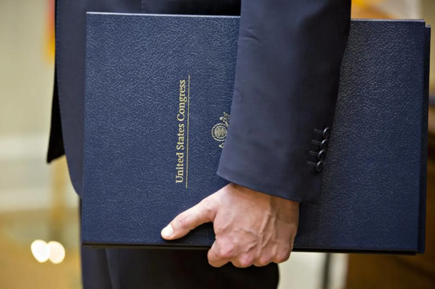 الرئيس الأميركي دونالد ترمب يلغي سلسلة من القواعد التنظيمية من عهد سلفه باراك أوباما (إ.ب.أ)