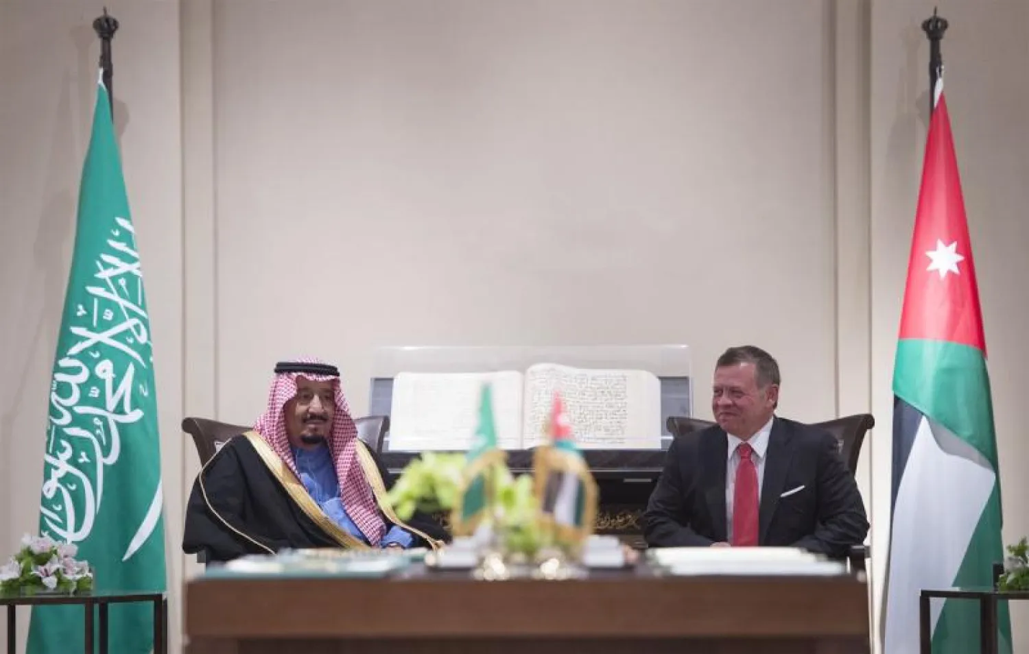 خادم الحرمين الشريفين وملك الأردن يشهدان توقيع اتفاقيات ومذكرات تفاهم (واس)