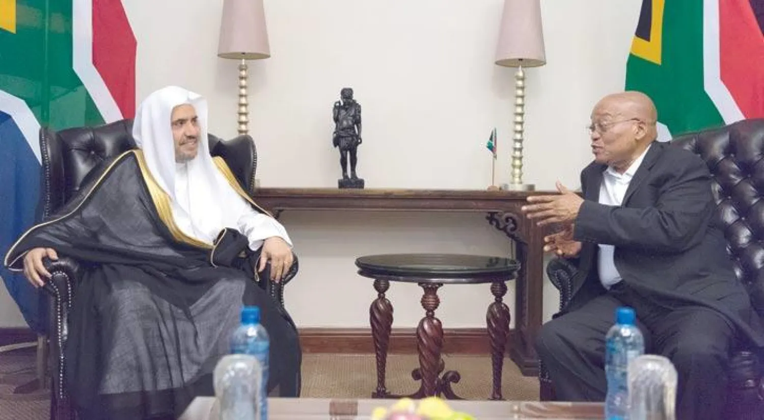 رئيس جمهورية جنوب أفريقيا جاكوب زوما مستقبلاً الأمين العام لرابطة العالم الإسلامي د. محمد بن عبد الكريم العيسى في جوهانسبورغ أمس («الشرق الأوسط»)