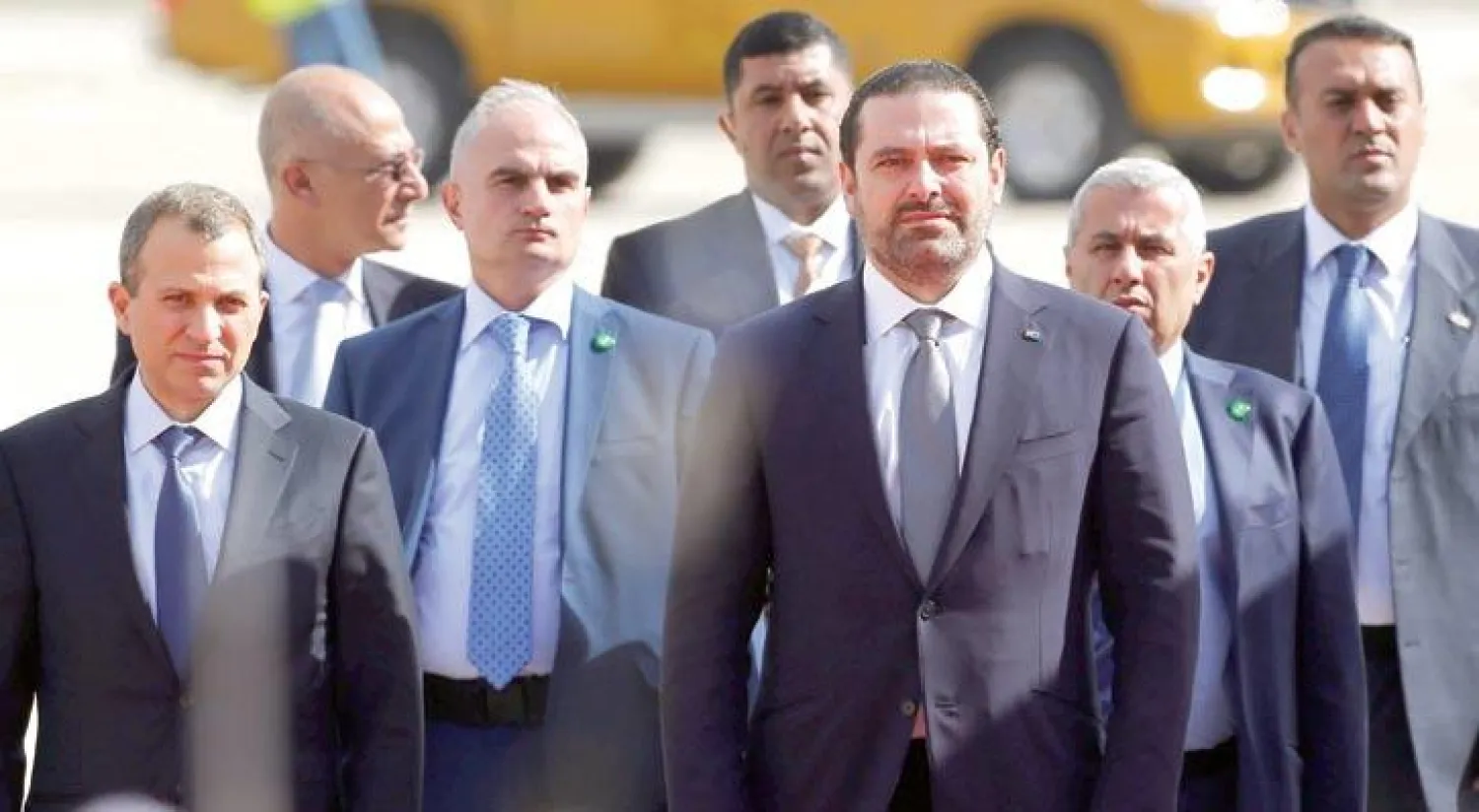 رئيس الحكومة اللبنانية سعد الحريري عند وصوله والوفد المرافق إلى مطار عالية الدولي في العاصمة الأردنية لحضور القمة العربية (رويترز)