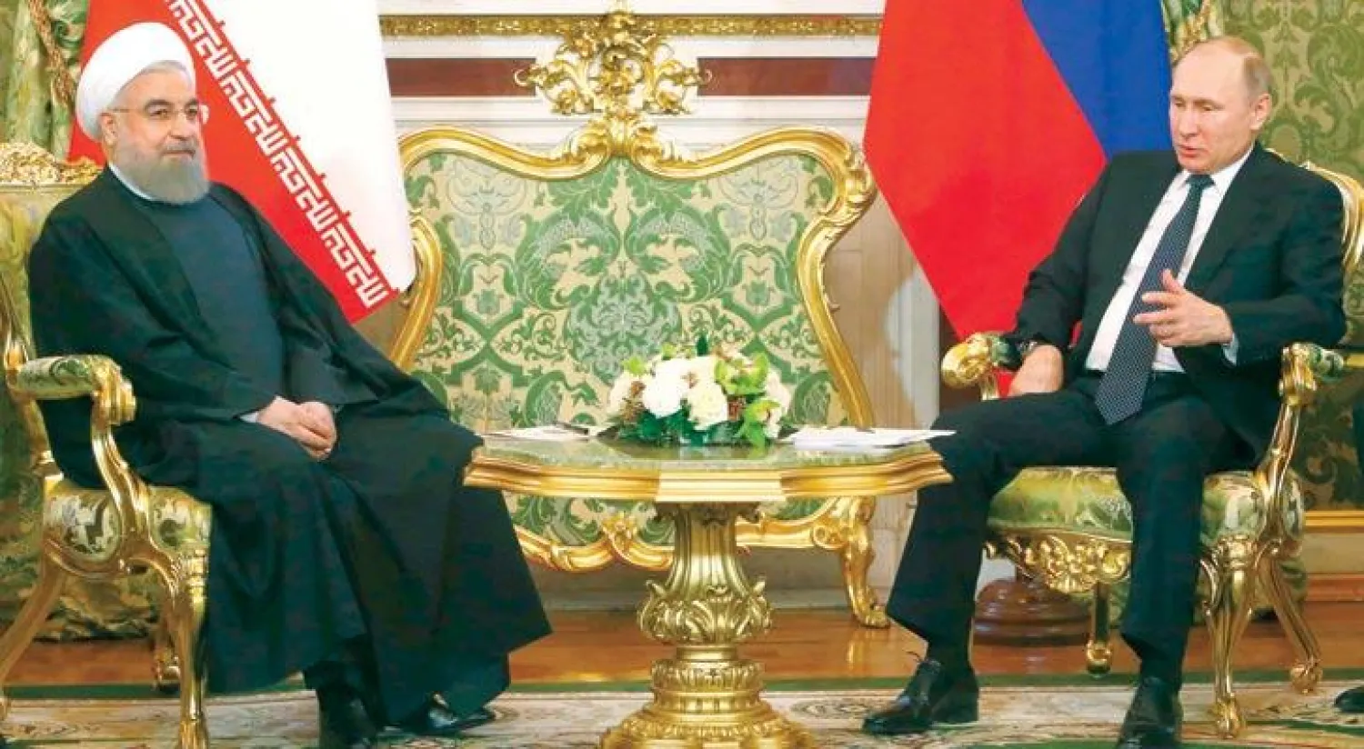 الرئيس الروسي فلاديمير بوتين لدى استقباله نظيره الإيراني حسن روحاني في الكرملين أمس (أ.ف.ب)